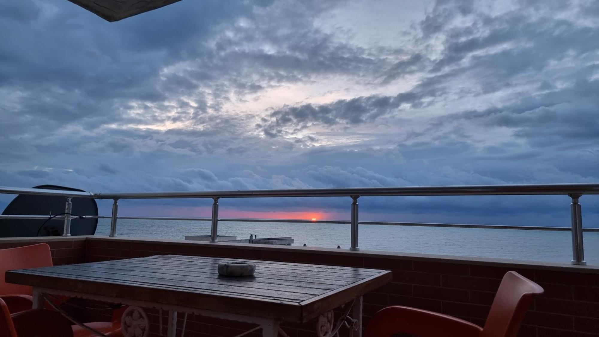 Sunset Seaview Apartment Durres Ngoại thất bức ảnh